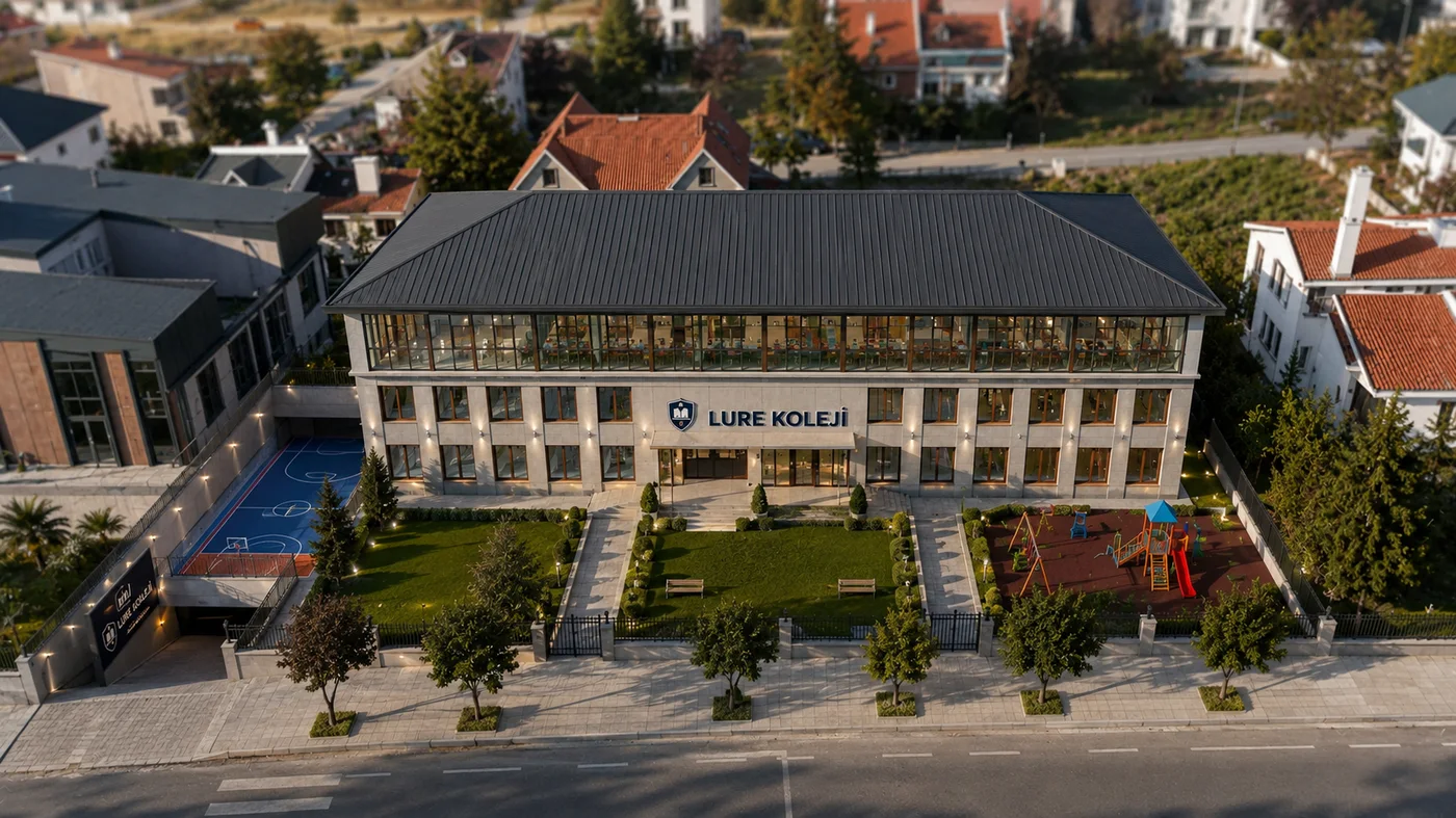 Binanın özel okul senaryosu görselleştirmesi — basketbol sahası, oyun parkı ve kolej tabelası eklenmiş temsilî AI render