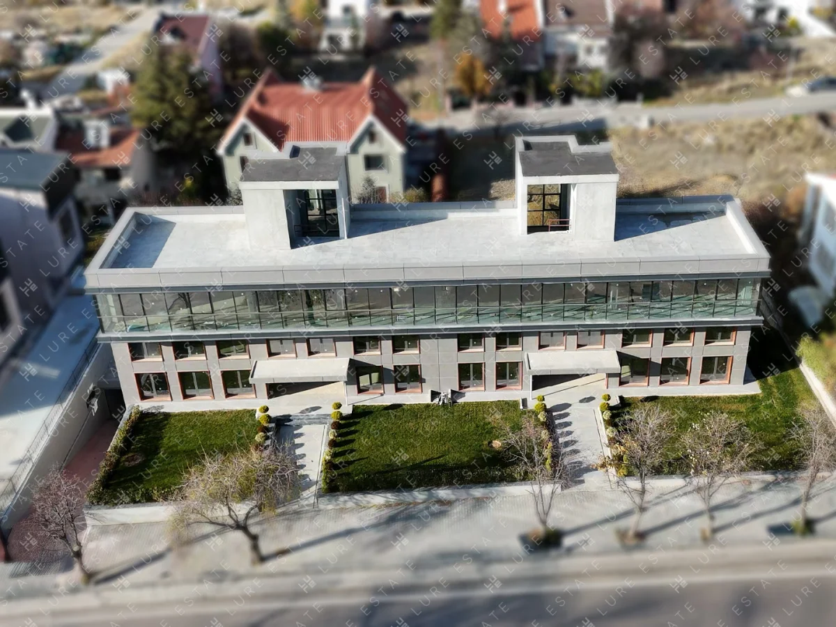 Binanın kuş bakışı görünümü — çatıda iki düşey çekirdek